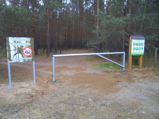 В городских лесах появляются знаки «Парковка и стоянка автомобилей в лесу – запрещена!»