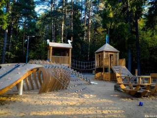 В рамках проекта «Зелёное кольцо» в Черняевском лесу в Перми обновили детскую площадку «Паутинка»